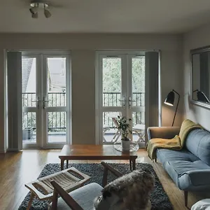 Apartment Stylish Flat With Pool And Terrace, London